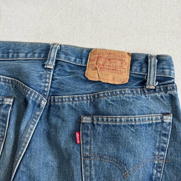 1980s Levi’s 501 XX Button Fly Made in USA Denim Jeans Blue Distressed 32x27 - Picture 6 of 7
